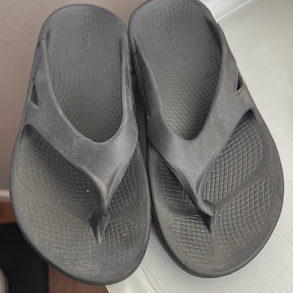 Oofos Black Sandals with Textured Footbed